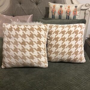 Houndstooth Pattern Sherpa Throw Pillows - Cream and Tan